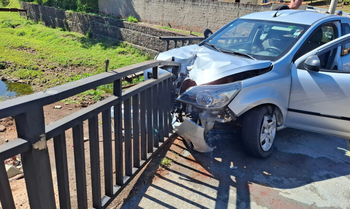 Caminhonete para em proteção de ponte após colisão