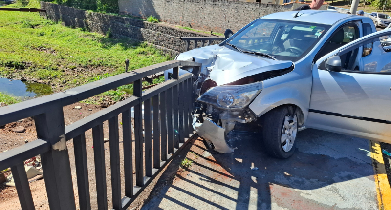 Caminhonete para em proteção de ponte após colisão
