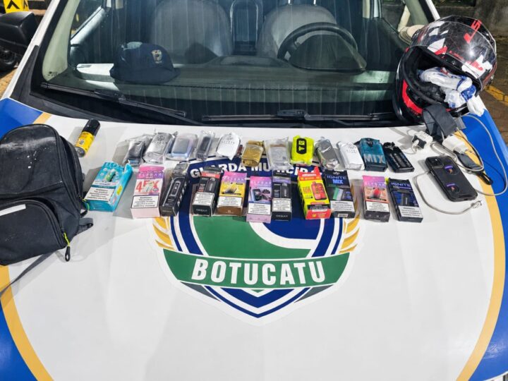 Adolescente flagrado dirigindo moto com placa adulterada e cigarros eletrônicos ilegais