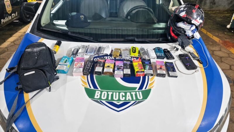 Adolescente flagrado dirigindo moto com placa adulterada e cigarros eletrônicos ilegais