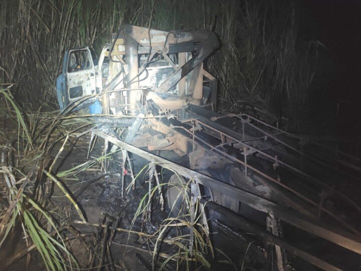 Caminhão encontrado queimado em canavial