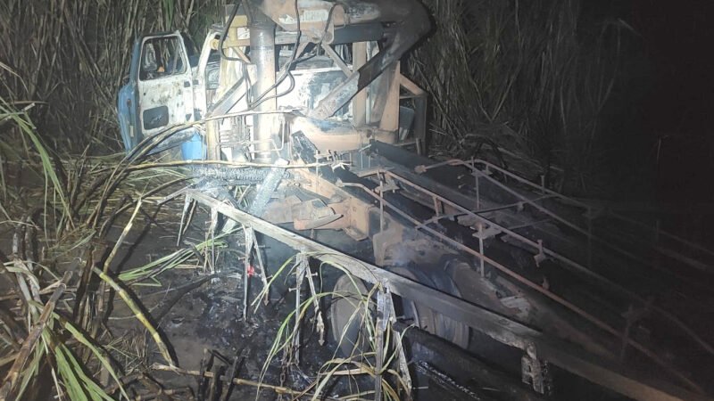 Caminhão encontrado queimado em canavial