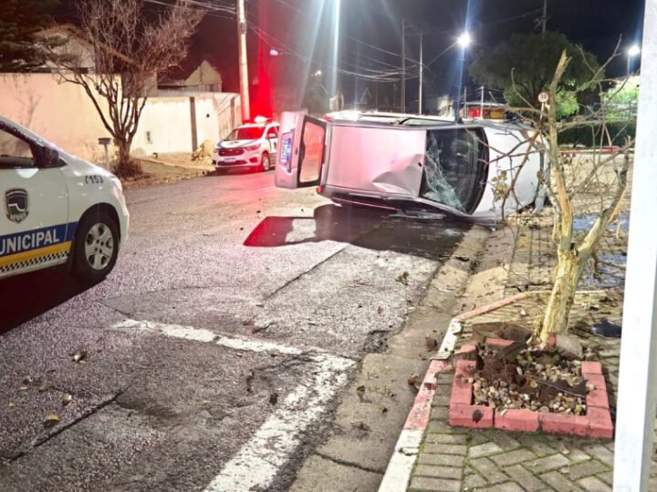 Motorista preso por dirigir embriagado e capotar carro