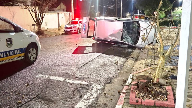 Motorista preso por dirigir embriagado e capotar carro