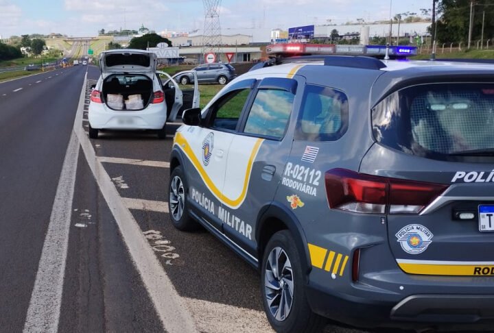 Mulher presa com 40 tabletes de maconha no porta-malas do carro