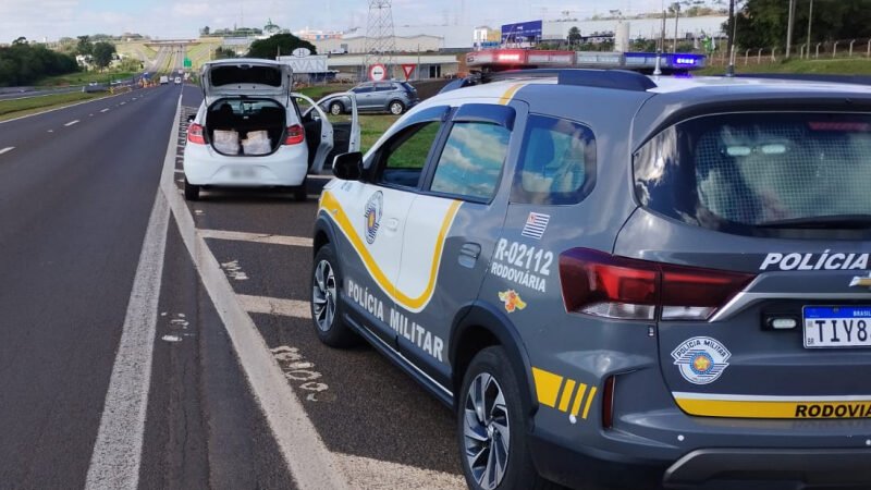 Mulher presa com 40 tabletes de maconha no porta-malas do carro