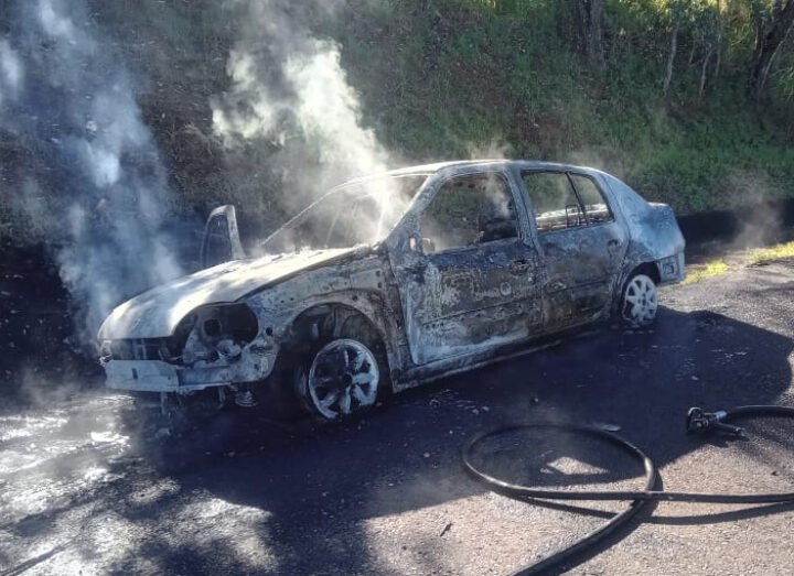 Carro destruído por incêndio na Castello Branco