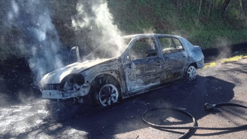 Carro destruído por incêndio na Castello Branco