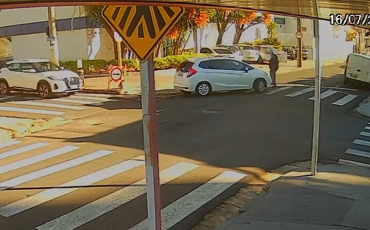 Idoso atropelado enquanto atravessava pela faixa de pedestres