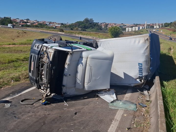 Caminhão tomba ao acessar a Marechal Rondon