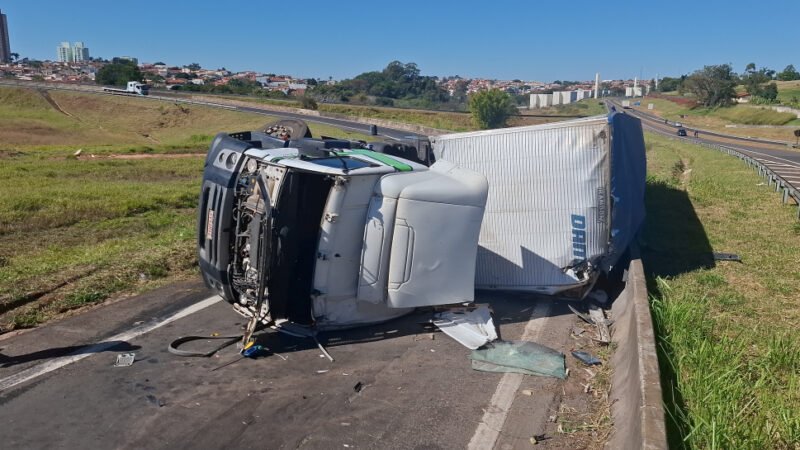 Caminhão tomba ao acessar a Marechal Rondon