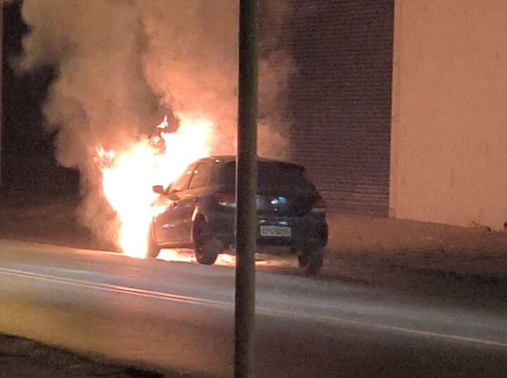 Carro pega fogo após passar por lombada