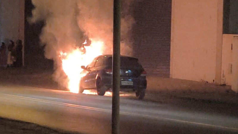 Carro pega fogo após passar por lombada
