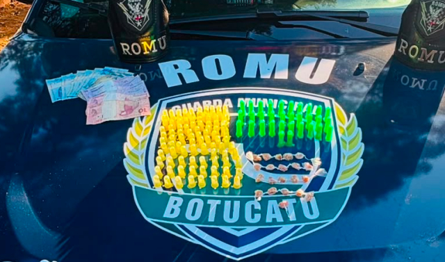 Dupla tenta fugir da GCM por matagal e acaba detida com drogas