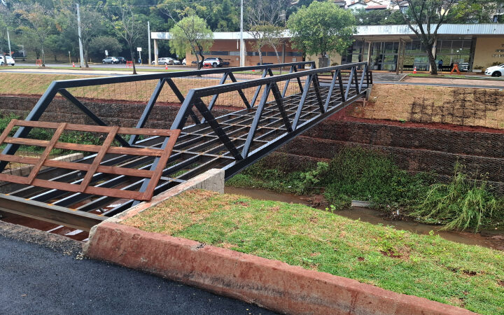 Prefeitura implanta passarela para pedestres na Rodoviária