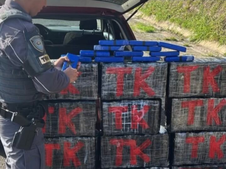 Homem preso por dirigir carro lotado de maconha