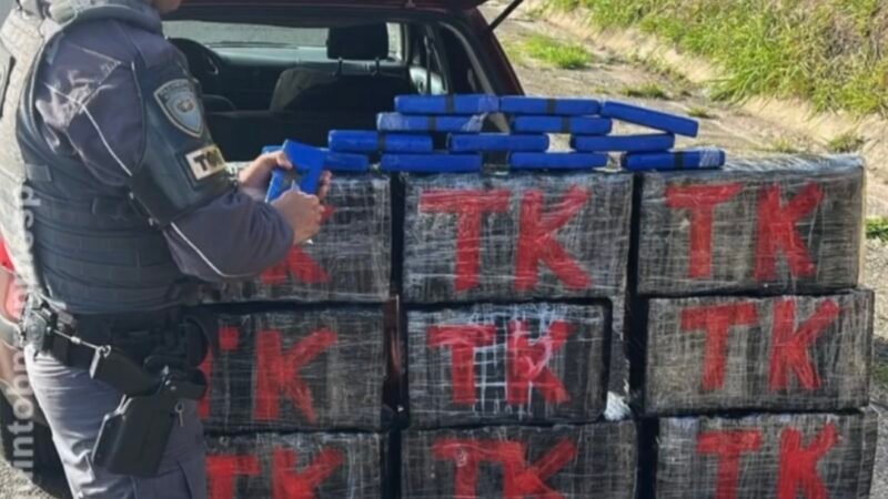 Homem preso por dirigir carro lotado de maconha