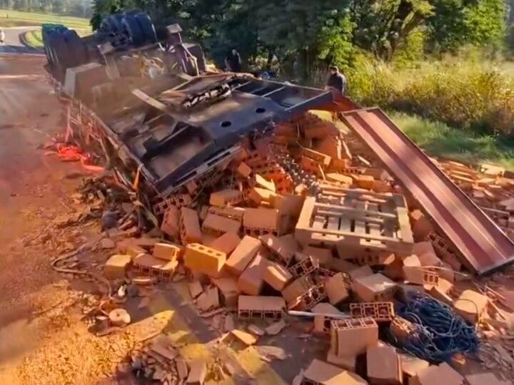 Carreta com tijolos tomba após colisão