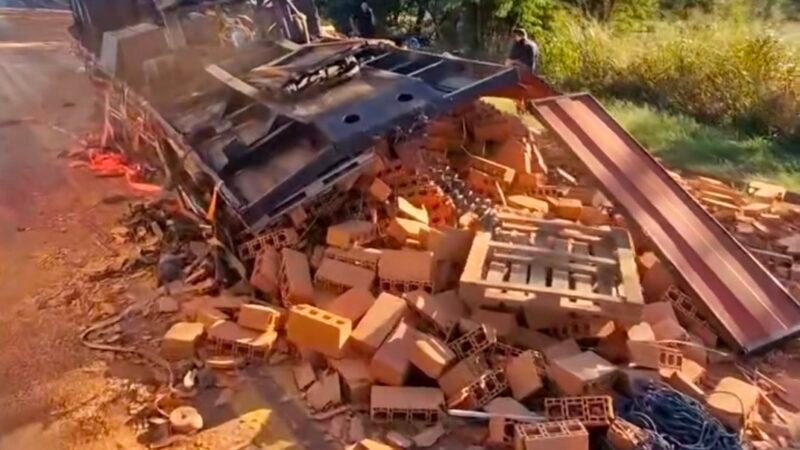 Carreta com tijolos tomba após colisão