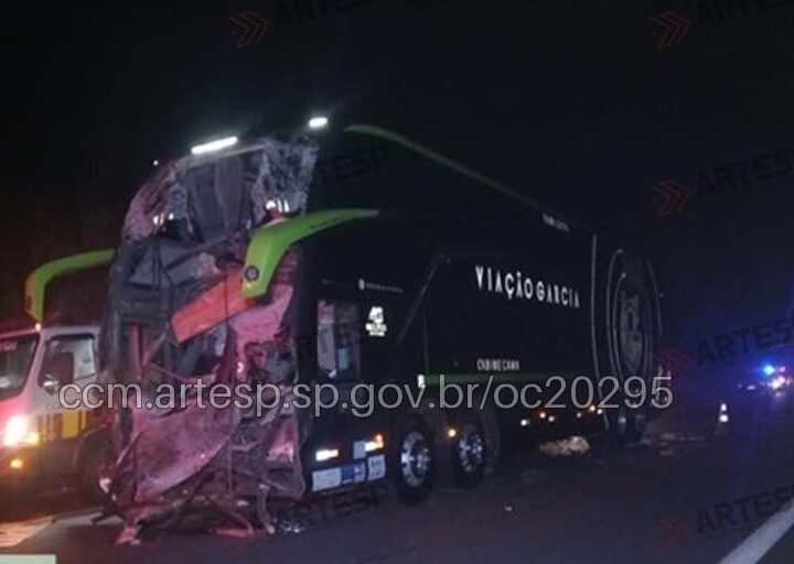 Colisão de ônibus contra carreta deixa dois mortos na Castello Branco