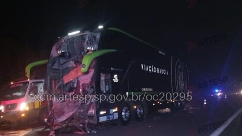 Colisão de ônibus contra carreta deixa dois mortos na Castello Branco