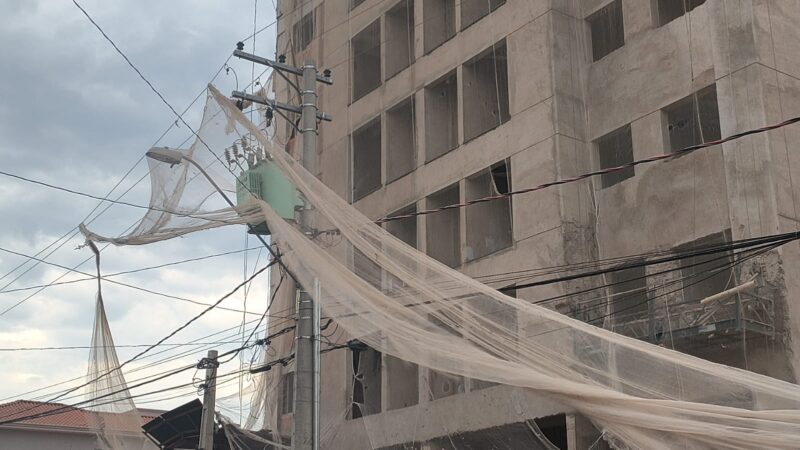 Tela de prédio em obras se desprenda em vendaval e atinge rede elétrica