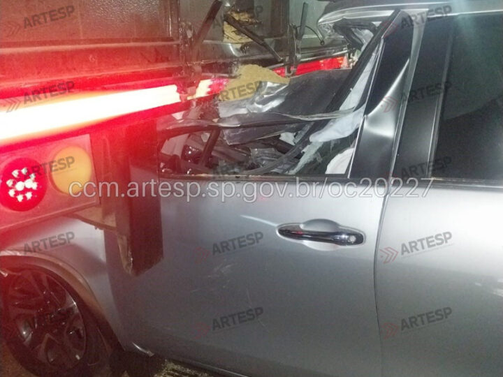 Motorista morre em colisão de SUV contra carreta