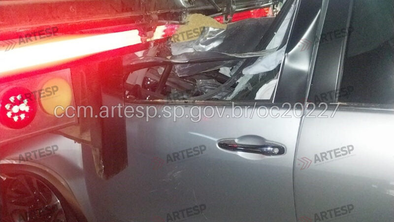 Motorista morre em colisão de SUV contra carreta