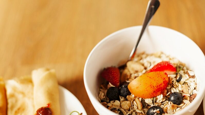 Café da manhã rico em proteína e fibra ajuda a emagrecer