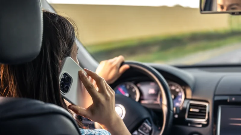 Usar celular ao volante pode gerar três tipos de multa; entenda