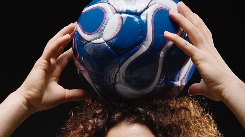 Cabeceios no futebol elevam risco de trauma craniano, diz estudo