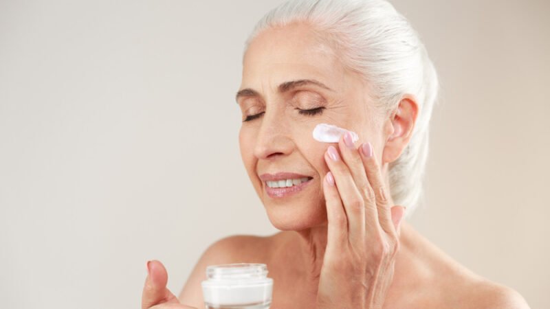 Menopausa: 4 pontos sobre como cuidar da pele nessa fase