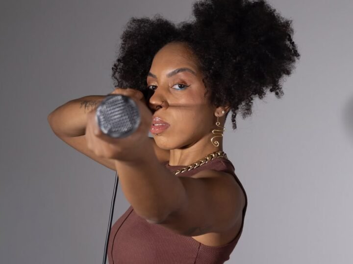 MC Cicca promove pocket show de lançamento do álbum “Debaixo do Meu Salto”