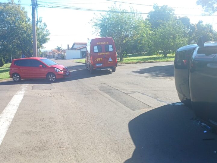 Botucatu: colisão entre veículos resulta em capotamento