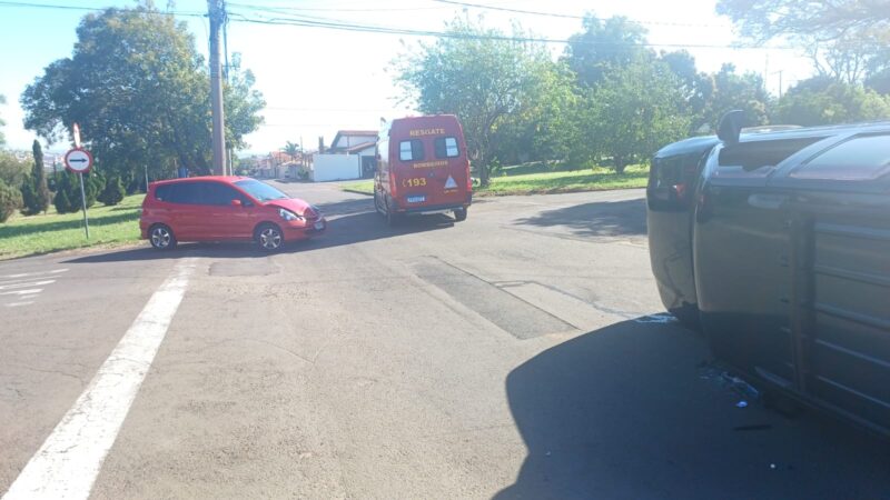 Botucatu: colisão entre veículos resulta em capotamento