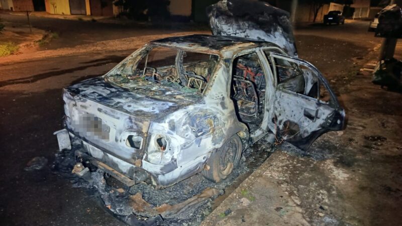 Homem preso por atear fogo em carro da esposa