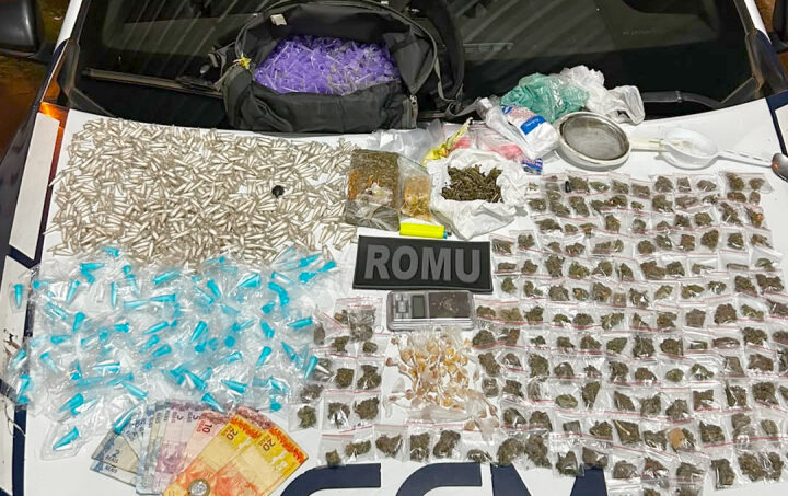 Garupa sem capacete resulta flagrante de tráfico