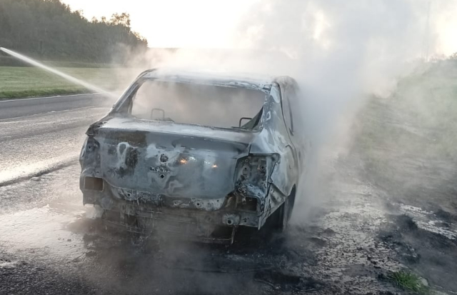 Incêndio destrói carro na Castello Branco