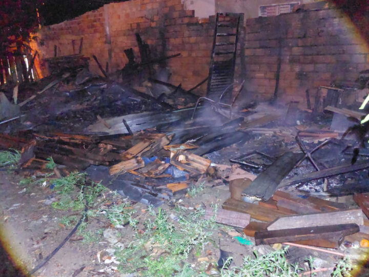 Incêndio destrói casa de madeira em Rubião Júnior