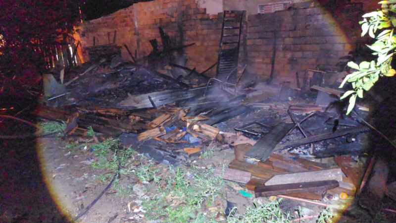 Incêndio destrói casa de madeira em Rubião Júnior