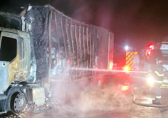Caminhão com frutas destruído em incêndio na Castello Branco