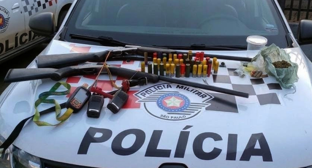Pai e filho presos por tráfico de drogas e posse ilegal de arma