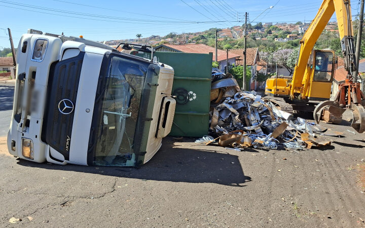 Caminhão de sucata tomba nas proximidades da estação ferroviária