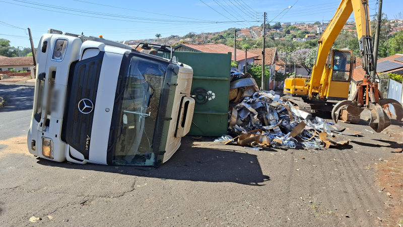 Caminhão de sucata tomba nas proximidades da estação ferroviária