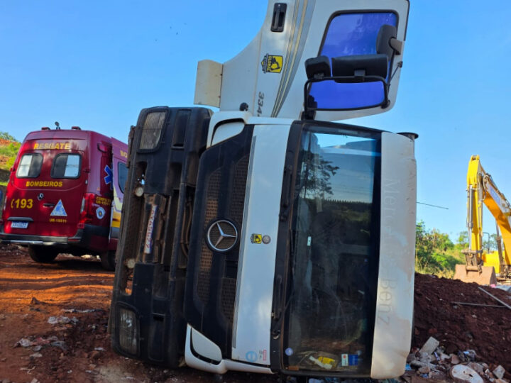 Caminhão de lixo tomba em aterro de Botucatu e motorista fica ferido