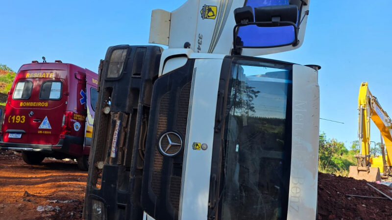 Caminhão de lixo tomba em aterro de Botucatu e motorista fica ferido