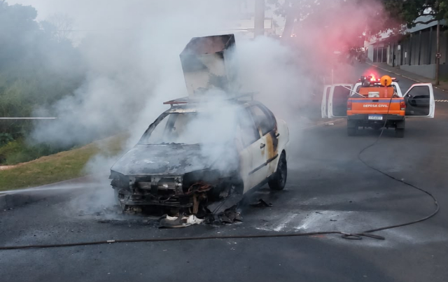 Pane elétrica causa incêndio em carro