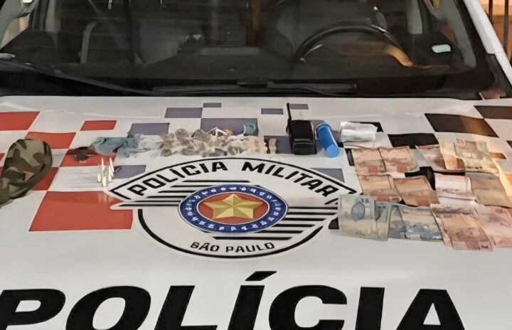 Dupla manuseia drogas em portão e acaba presa por tráfico