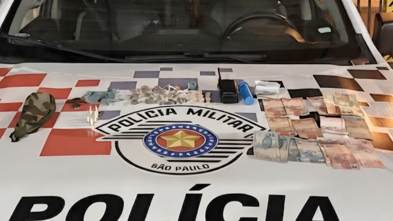 Dupla manuseia drogas em portão e acaba presa por tráfico
