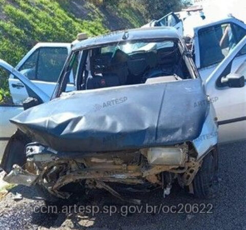 Colisão entre carros deixa um morto e feridos na Castello Branco